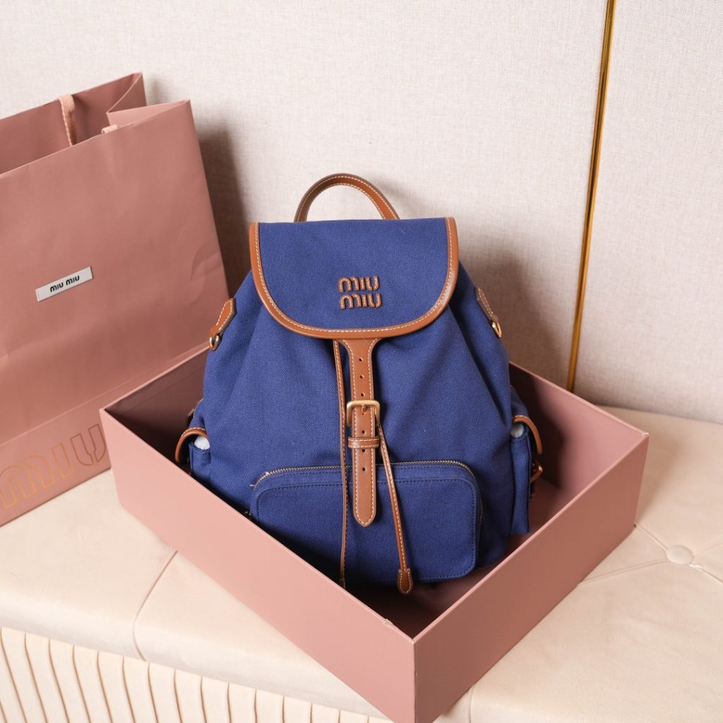 職場に使いやすいMiu Miuのブランド小物を探す