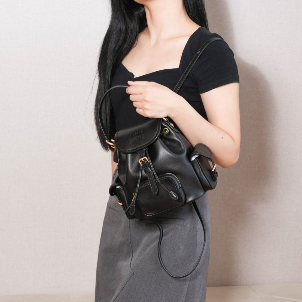 コンパクトな黒レザーバックパックを通勤や週末に使う
