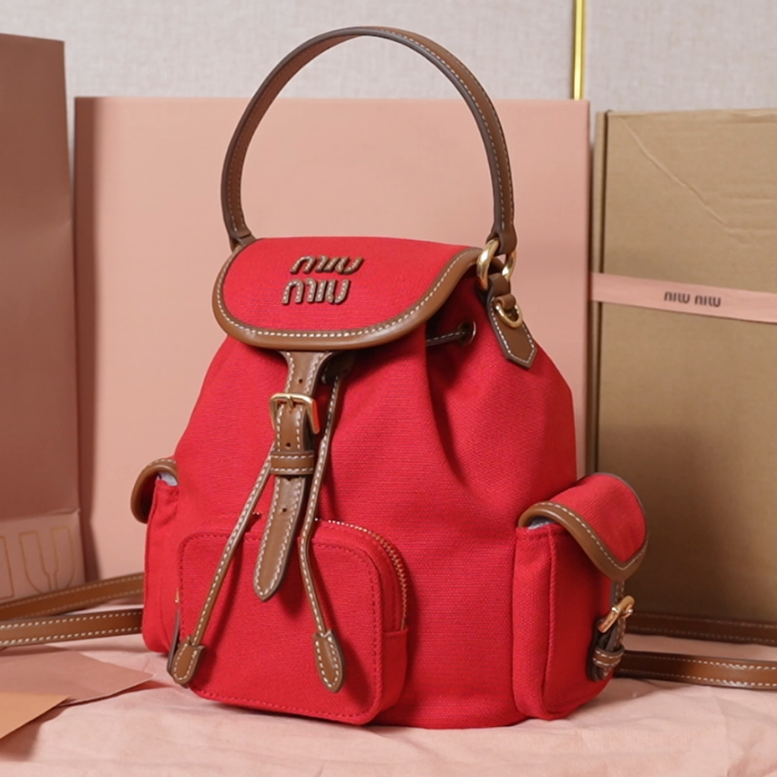 家族との外出に使いやすいMiu Miuのバッグを探す