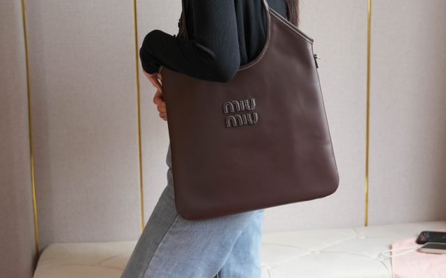 通勤で使いやすいブランドアイテムのハンドバッグを写真で確認