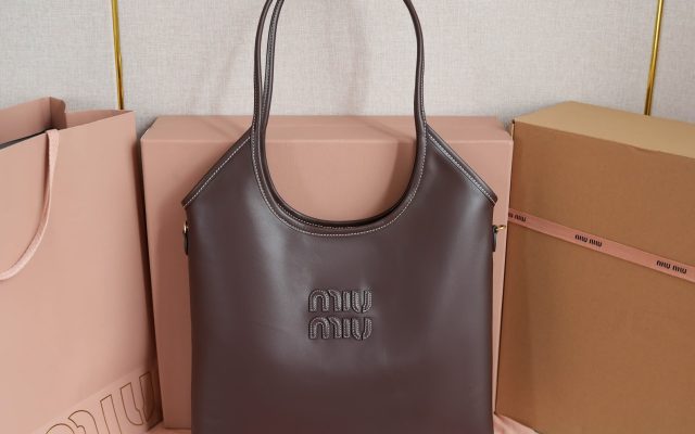 ブランドアイテムのハンドバッグは価格・収納・合わせ方でどう見るか