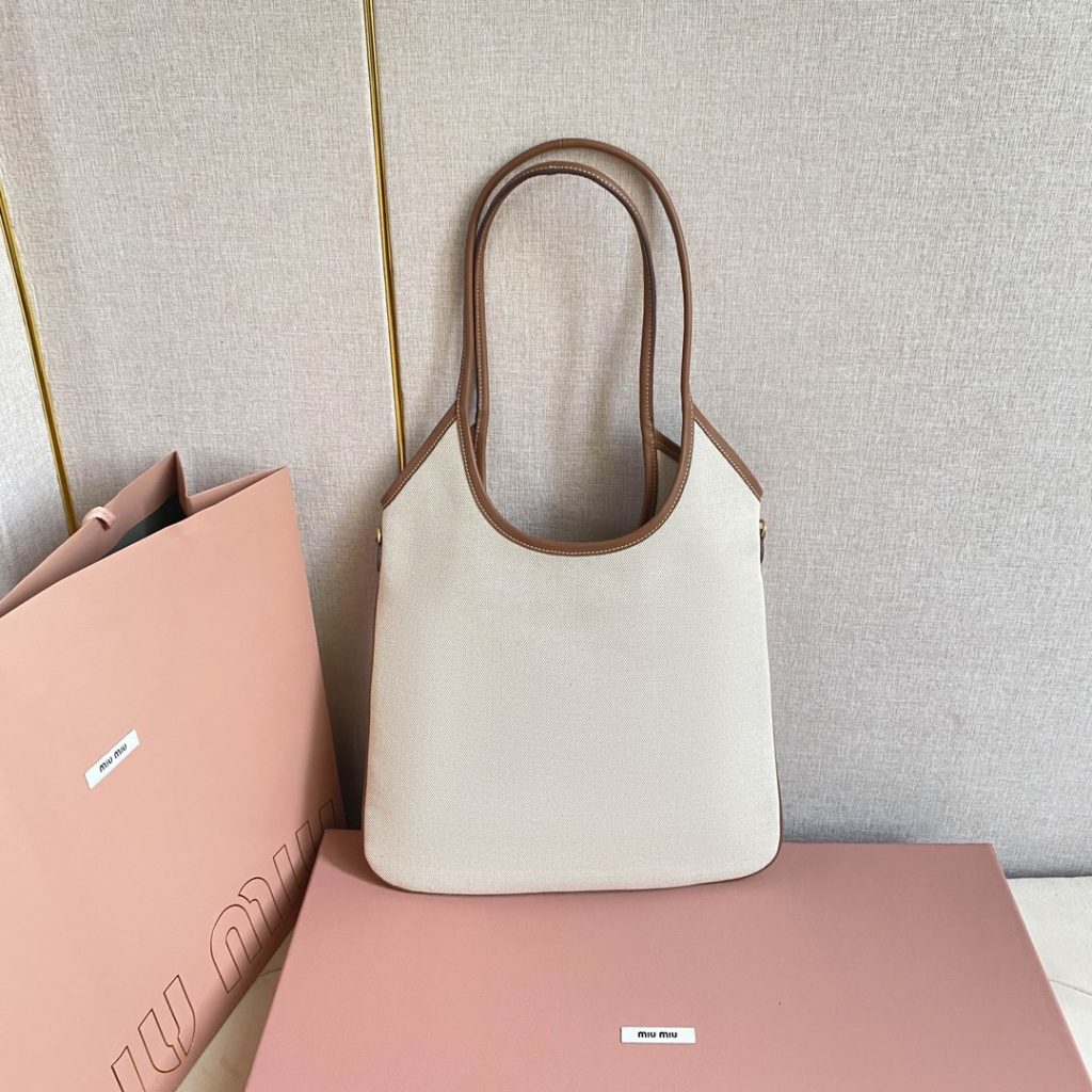 Miu Miu バッグ | メッシュ素材 | ベージュ | 軽量コンパクト|ビジネス用|プレゼント用 - 画像 3