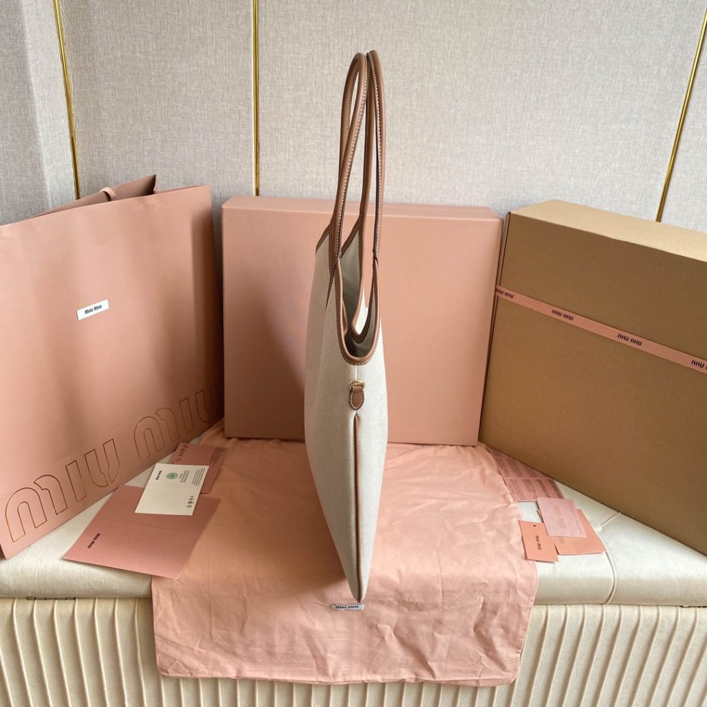 Miu Miu バッグ | メッシュ素材 | ベージュ | 軽量コンパクト|ビジネス用|プレゼント用 - 画像 4