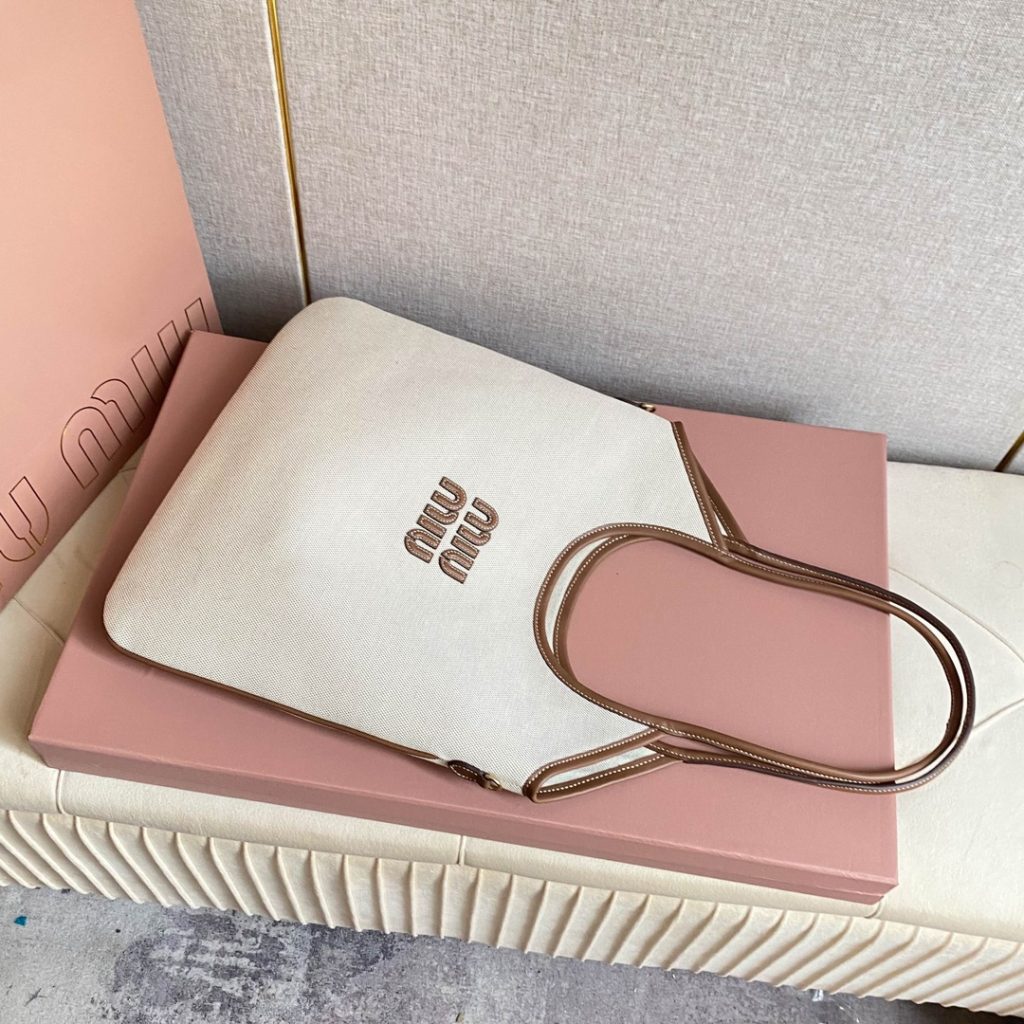 Miu Miu バッグ | メッシュ素材 | ベージュ | 軽量コンパクト|ビジネス用|プレゼント用 - 画像 5