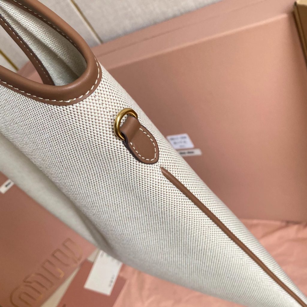 Miu Miu バッグ | メッシュ素材 | ベージュ | 軽量コンパクト|ビジネス用|プレゼント用 - 画像 6