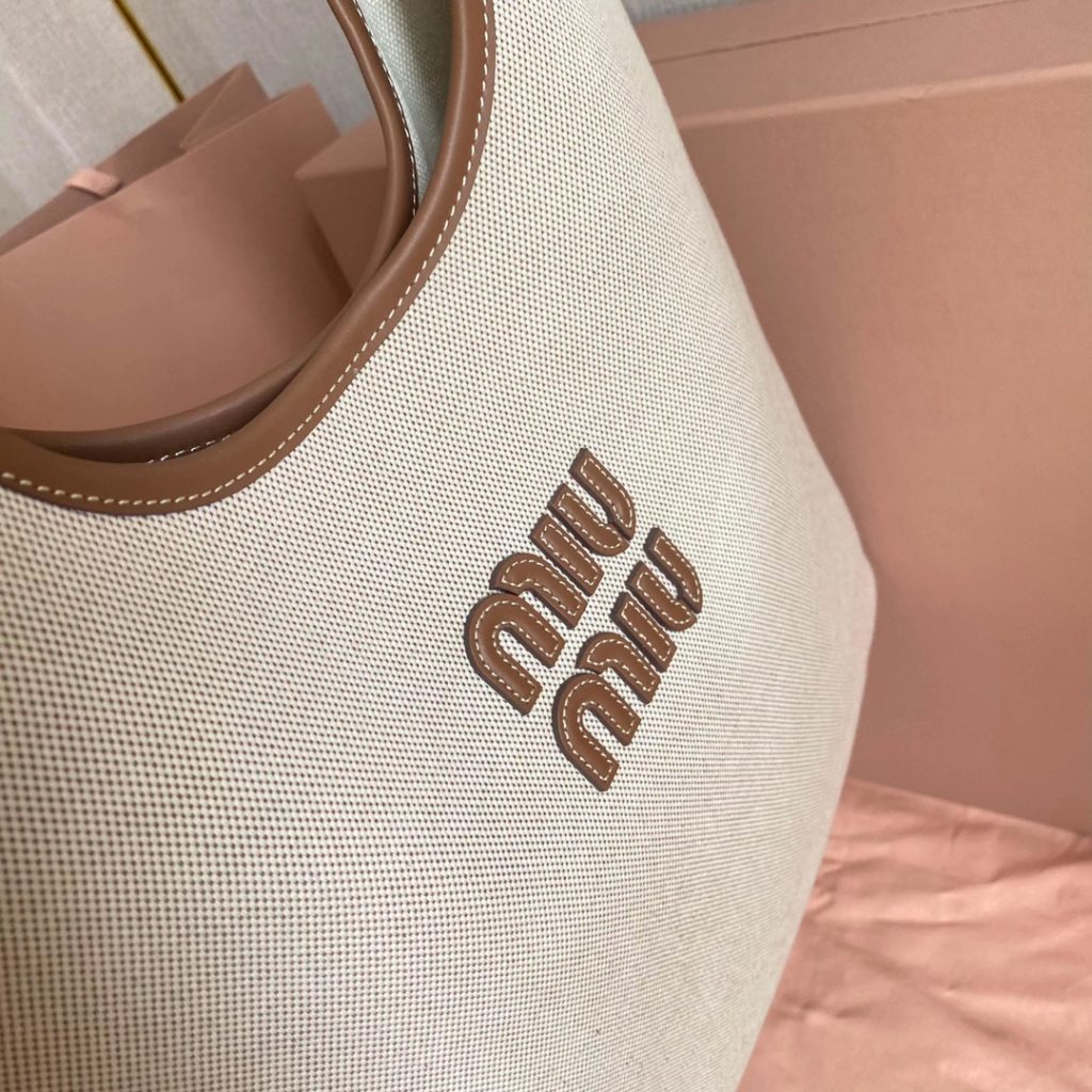 Miu Miu バッグ | メッシュ素材 | ベージュ | 軽量コンパクト|ビジネス用|プレゼント用 - 画像 8