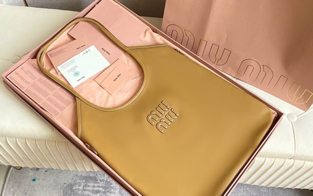 ブランドアイテムのトートバッグを予算内で探す前に見るベージュのポイント