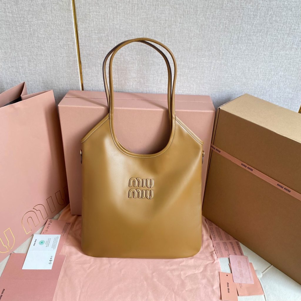 ブランドアイテムのトートバッグは価格・収納・合わせ方でどう見るか