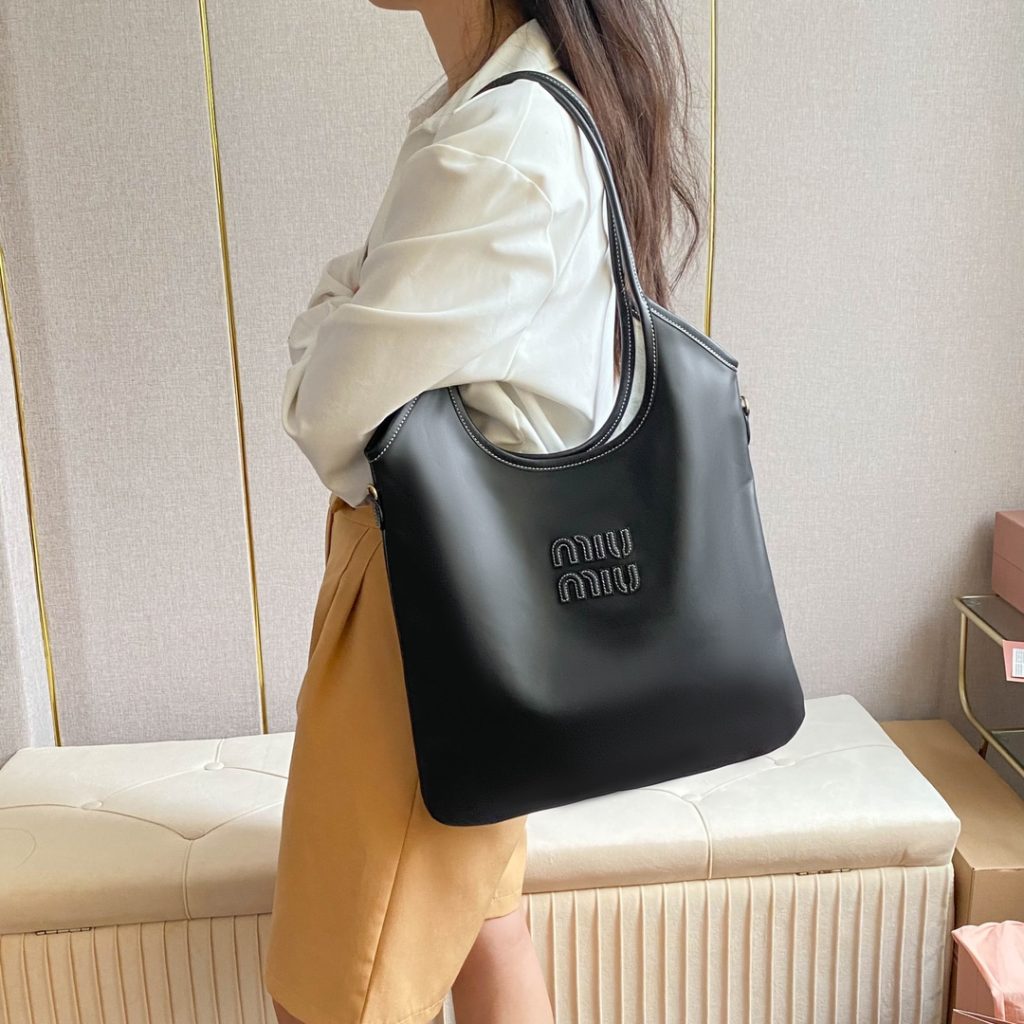 Miu ハンドバッグ | ロゴ ブラック|カフェに使いやすいバッグを写真で確認