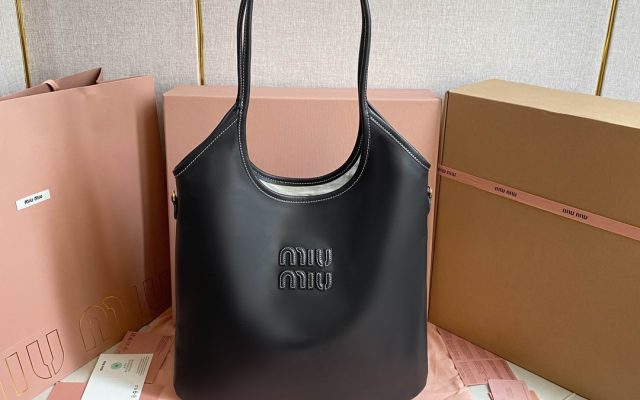 ブラック系ハンドバッグを服に合わせるなら見るべき3点