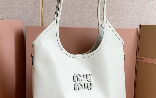 休日目線で見るブランドアイテムのショルダーバッグの印象