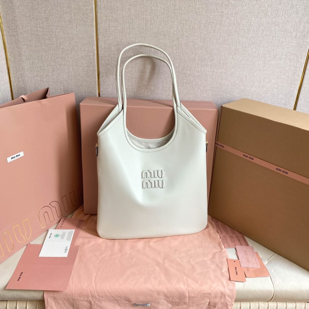 通勤カフェに映える、Miu Miu ホワイトトートバッグの選び方