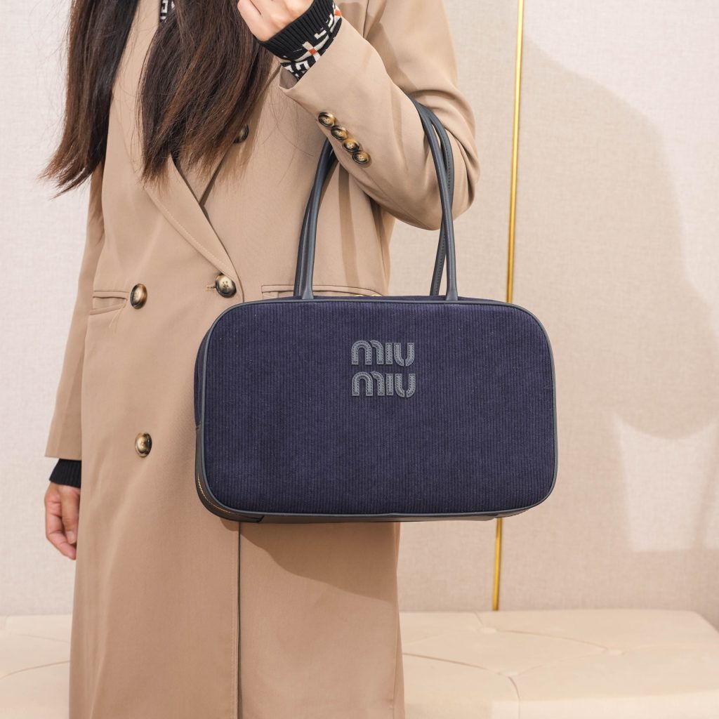 ネイビーのコンパクトハンドバッグ、通勤や週末に使いやすいMiu Miu
