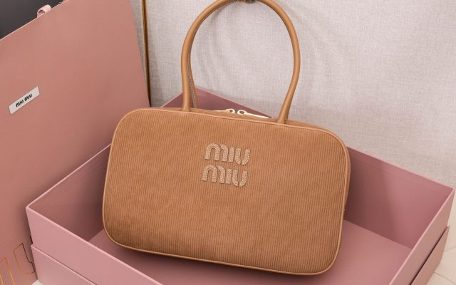 Miu Miu ミュウミュウ バッグ コンパクト 軽量 ベージュ