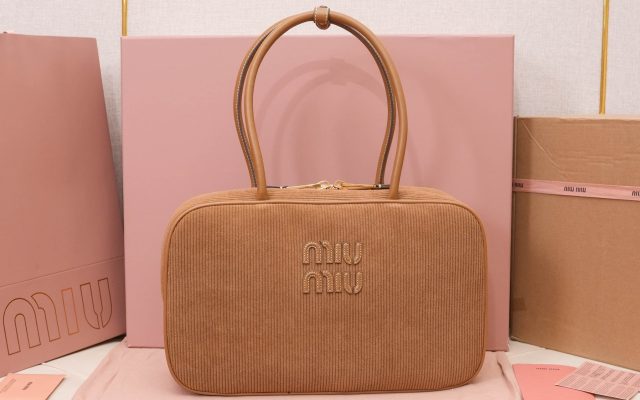 Miu Miu ミュウミュ キャンバスバッグ | コンパクト|ブラウン