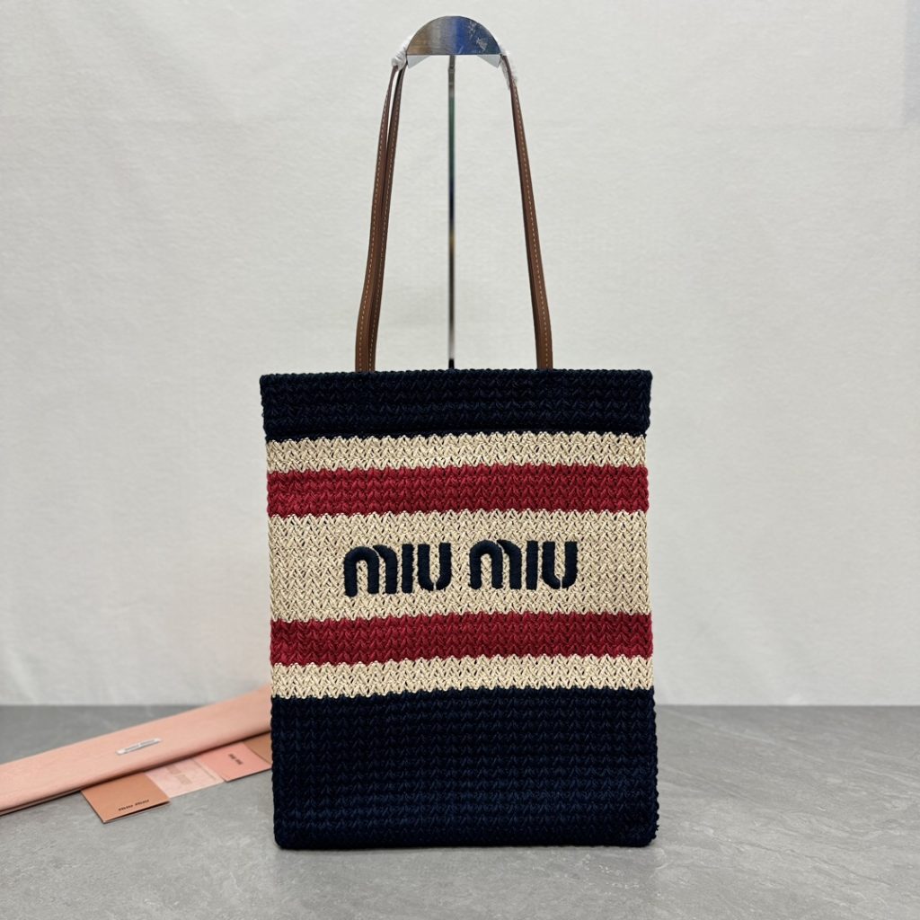 週末も浮きにくいMiu Miuトートバッグ、ブラック・ベージュの写真で見る選び方