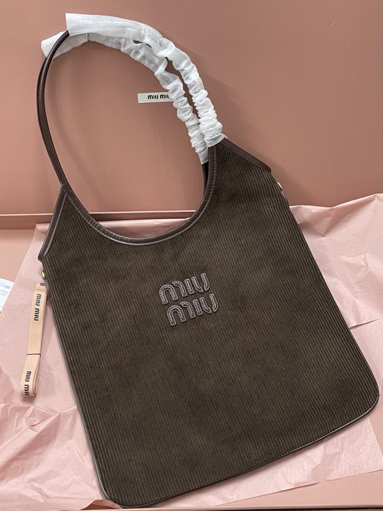 Miu ハンドバッグ | コンパクト | ローズグリーン｜ギフトに使いやすいバッグを写真で確認