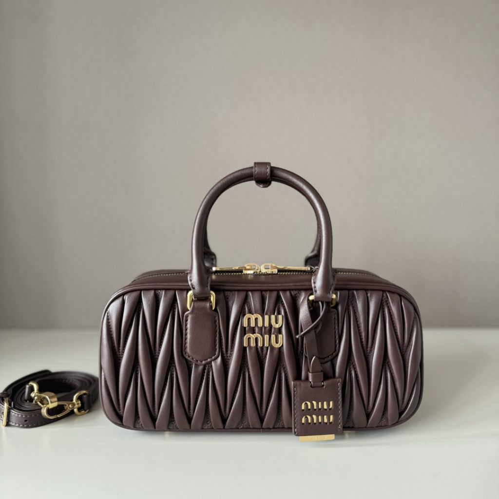 MIU ミュウミュウ ショルダーバッグ 軽量 ブラウン｜仕事帰りに使いやすさを写真で整理