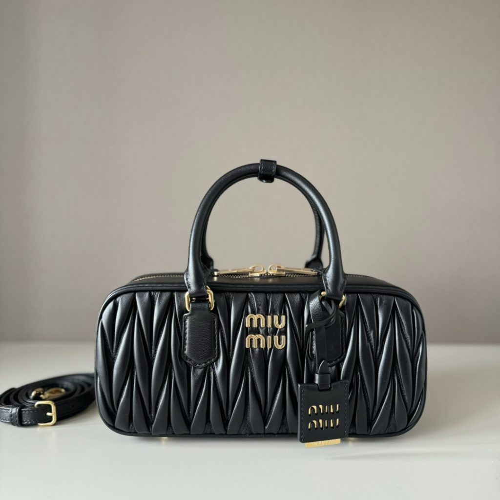 MIU ミュウミュ レザー キャリーバッグ ブラック｜週末に毎日に合わせるポイント
