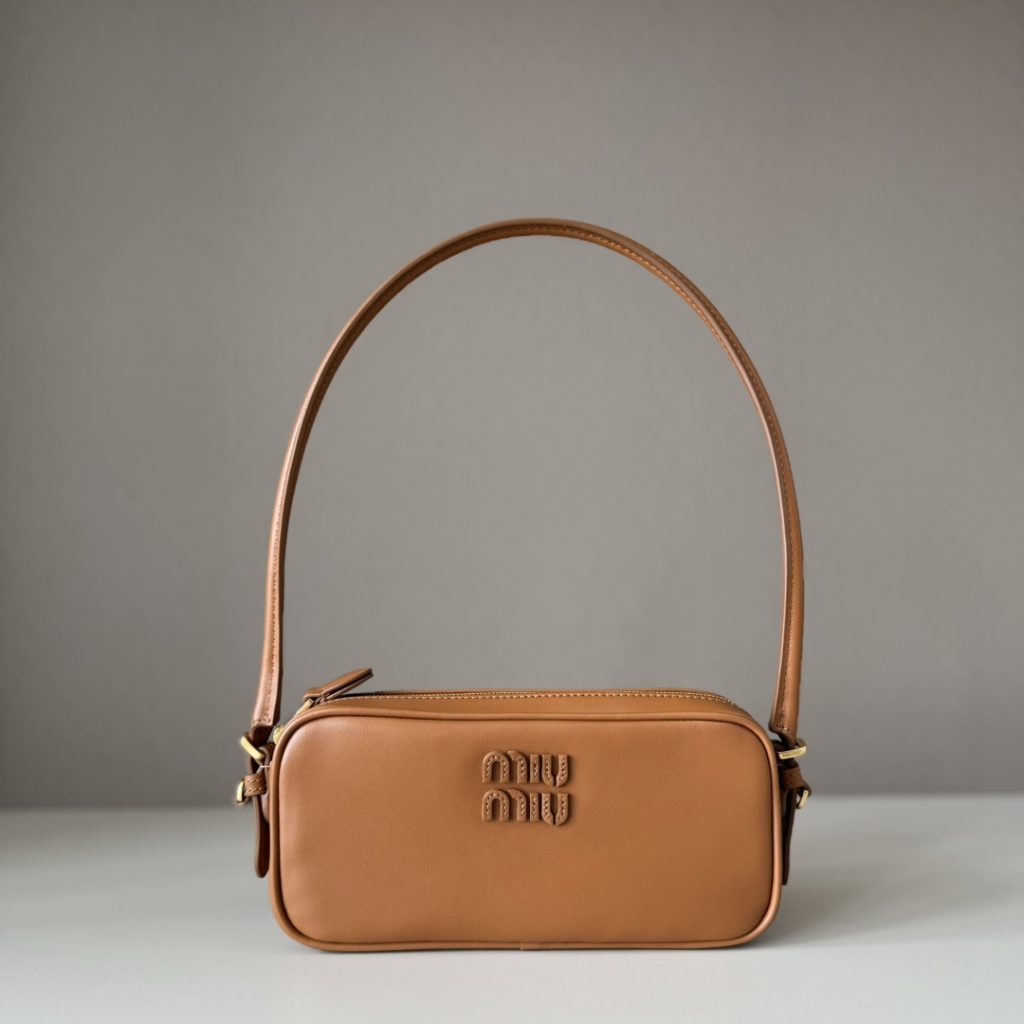 キャメルのミニショルダー、通勤や週末に使いやすいMiu Miuレザーバッグ