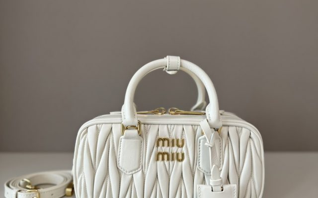 Miu Miu ミュウミュウ ミニボストンバッグ トートバッグ デザイン ゴールド金具 白