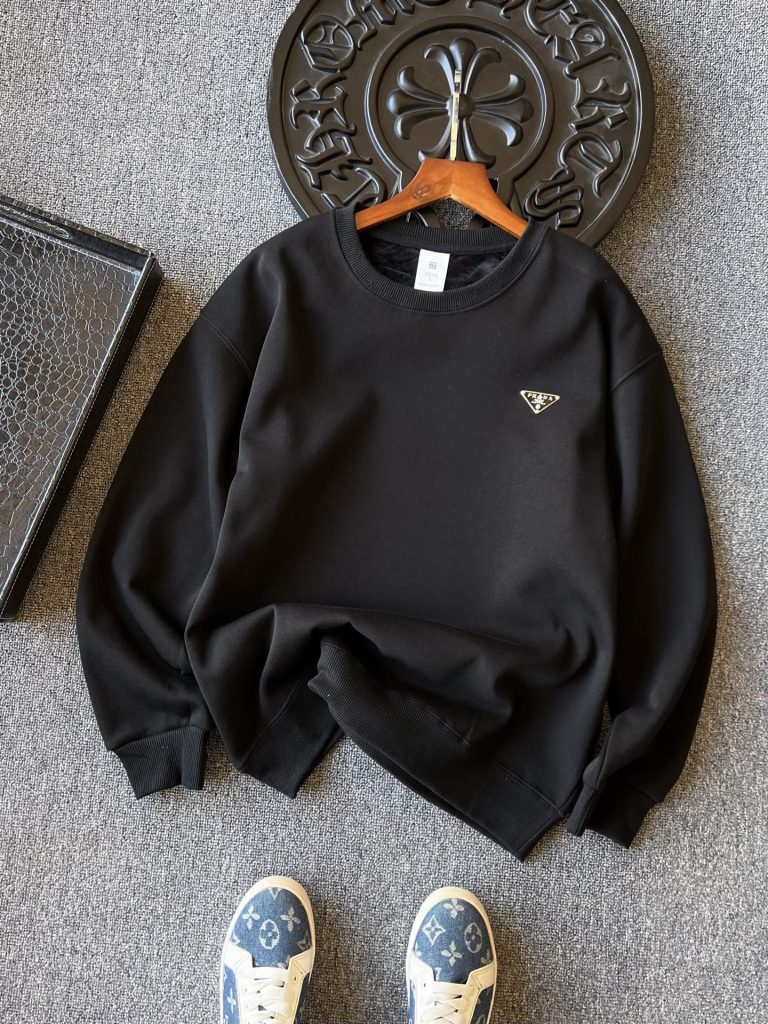 PRADA スウェットシャツ メンズ ミニロゴ チェーン付き ブラック ホワイト レザー調三角プレート 2色展開 - 画像 2