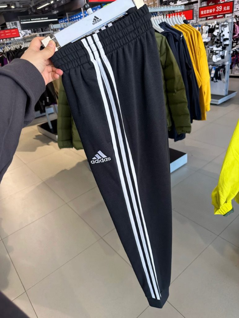 adidas スウェットパンツ 3本線 ロゴ入り カジュアル 通勤 トレーニング ブラック…|旅行に使いやすいシューズを写真で確認