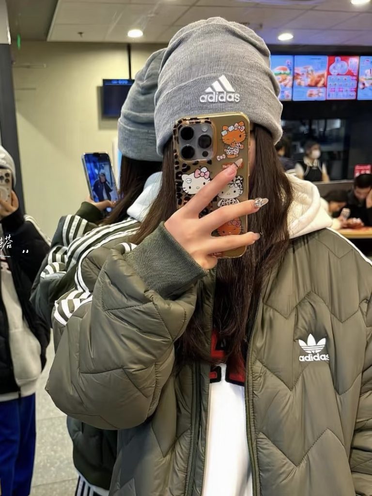 ADIDAS ブランケットジャケット ブラックライン ライフスタイル小物｜カフェに行く日に予算内で見たいポイント