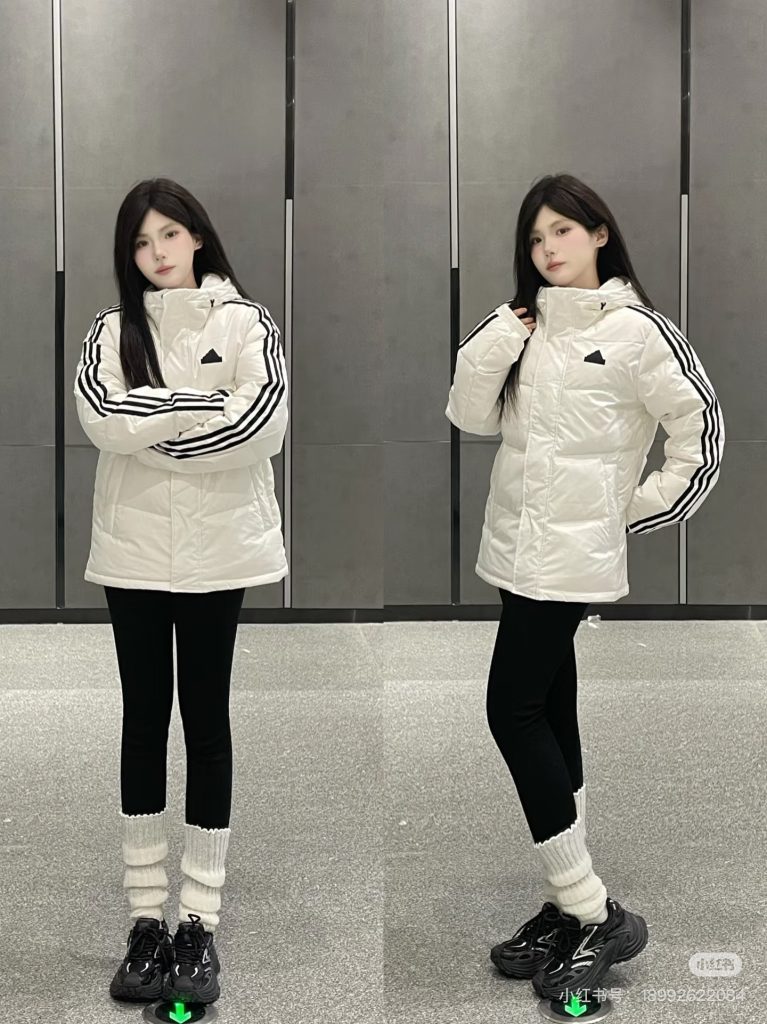 ADIDAS ダウンジャケット 3ストライプス ミニ丈 レディース ロゴ付き ホワイト ブラック グレー マルチカラー - 画像 2
