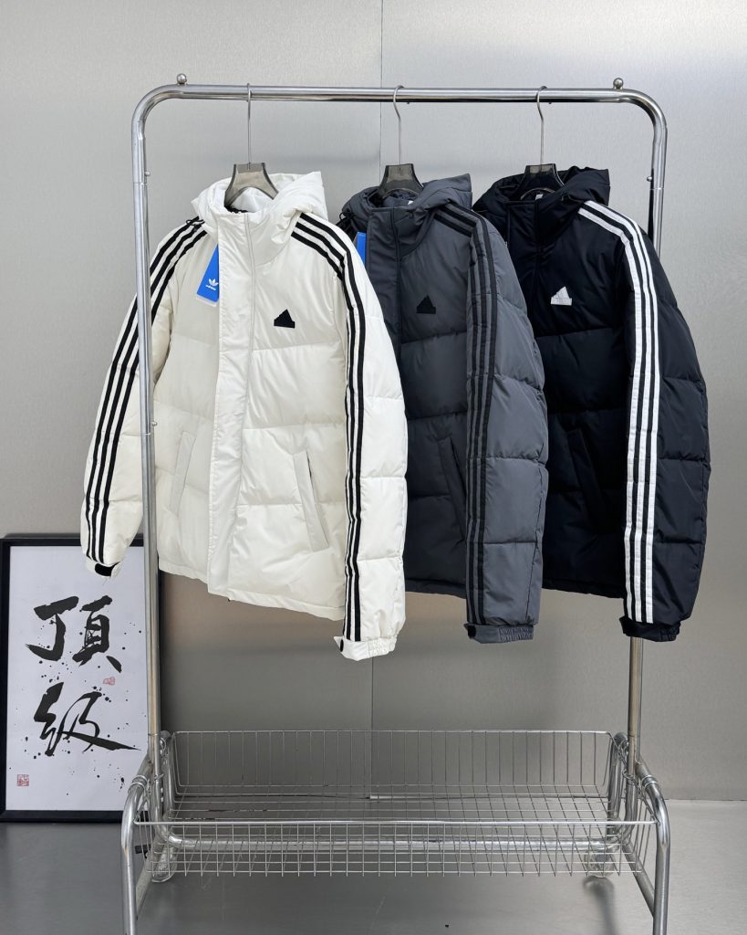 ADIDAS ダウンジャケット パーカー 3本線デザイン 抜群 ファッションアイテム｜季節の変わり目に予算内で見たいポイント