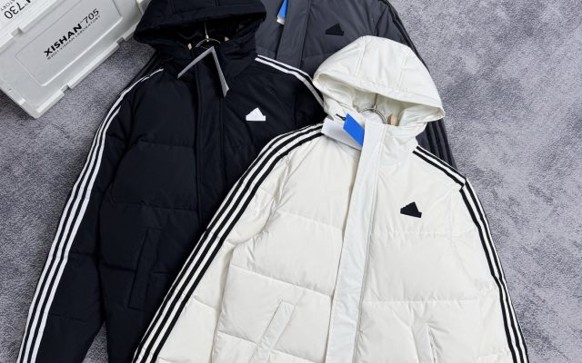 adidas ダウンジャケット ブランドロゴ入り 3本ラインデザイン 通勤カジュアル ブラック ホワイト グレー展開