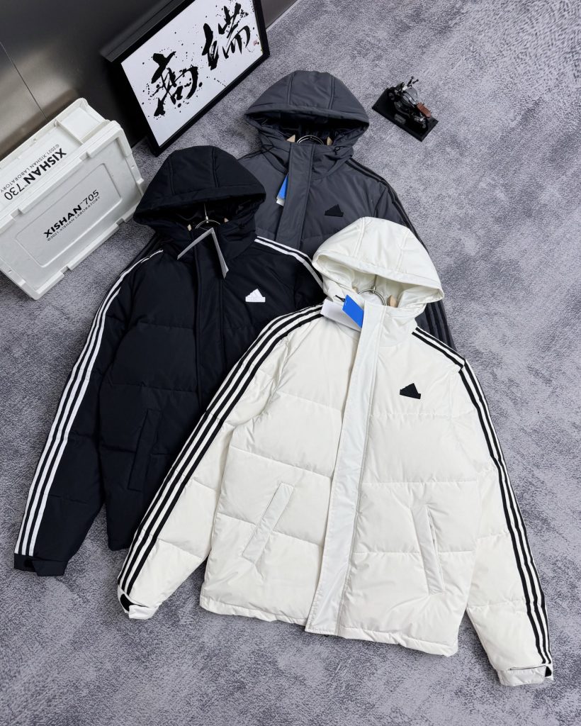 adidas ダウンジャケット ブランドロゴ入り 3本ラインデザイン 通勤カジュアル ブラッ…｜仕事帰りに使いやすいファッションアイテムを…