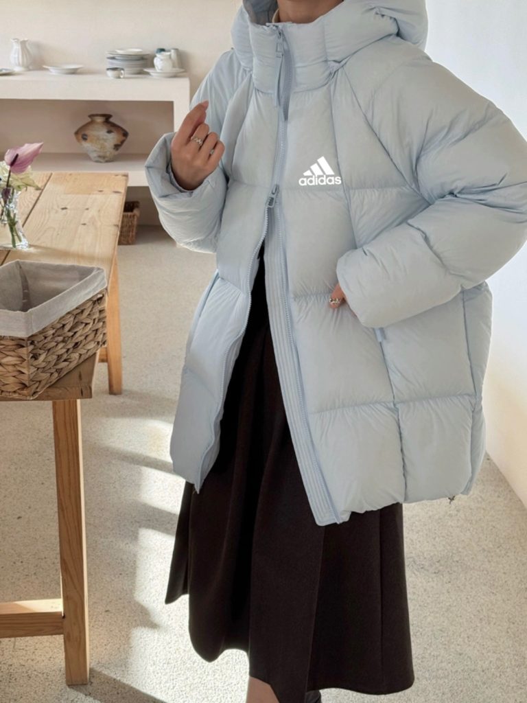 ADIDAS ダウンジャケット ロングタイプ 通勤カジュアル ファッション｜仕事帰りに毎日に合わせるポイント