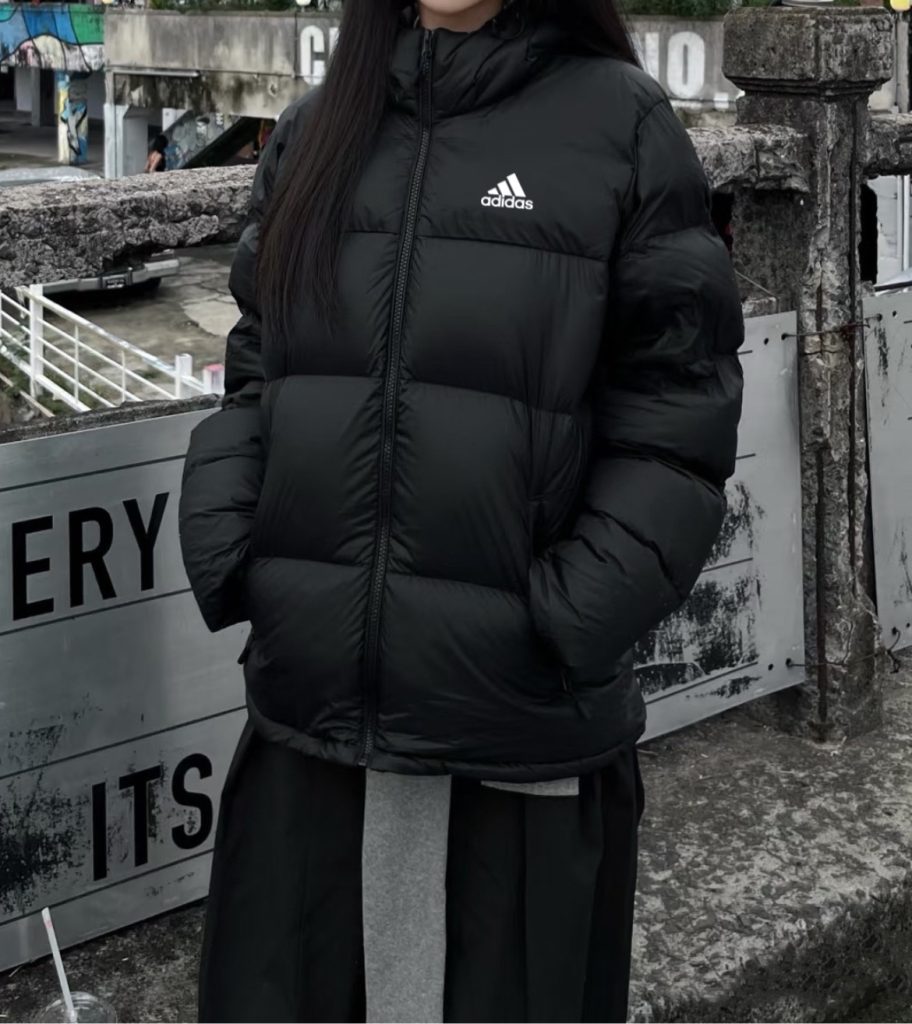 adidas ダウンジャケット ミニ丈 フード付き 軽量 通勤カジュアル ブラック｜休日に使いやすいファッションアイテムを写真で確認