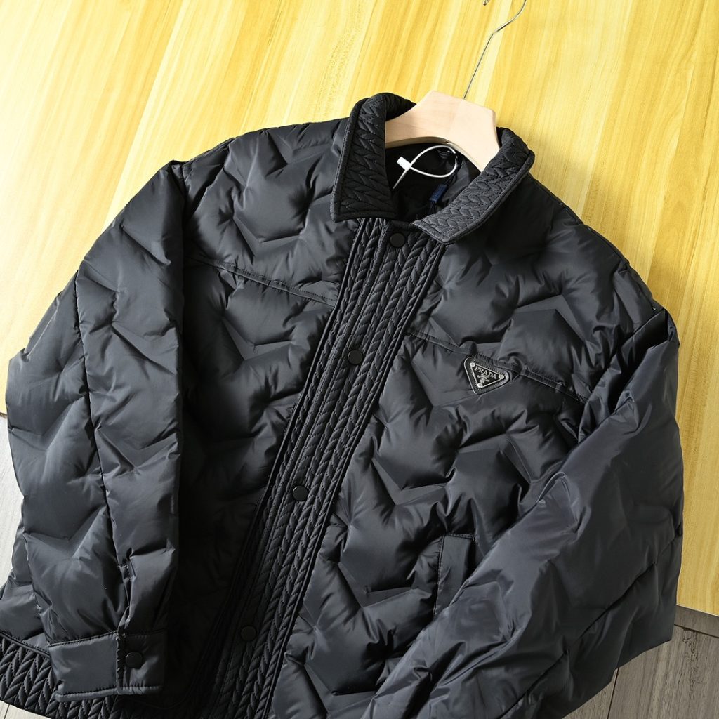 通勤や週末に合わせやすいPRADAブラックレザージャケットの選び方
