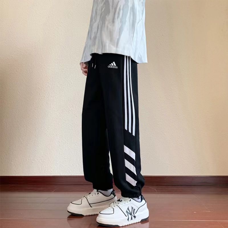 adidas スウェットパンツ カジュアル 3本ライン ロゴ入り ブラック ホワイト メンズ|カフェに使いやすいファッションアイテムを写真…