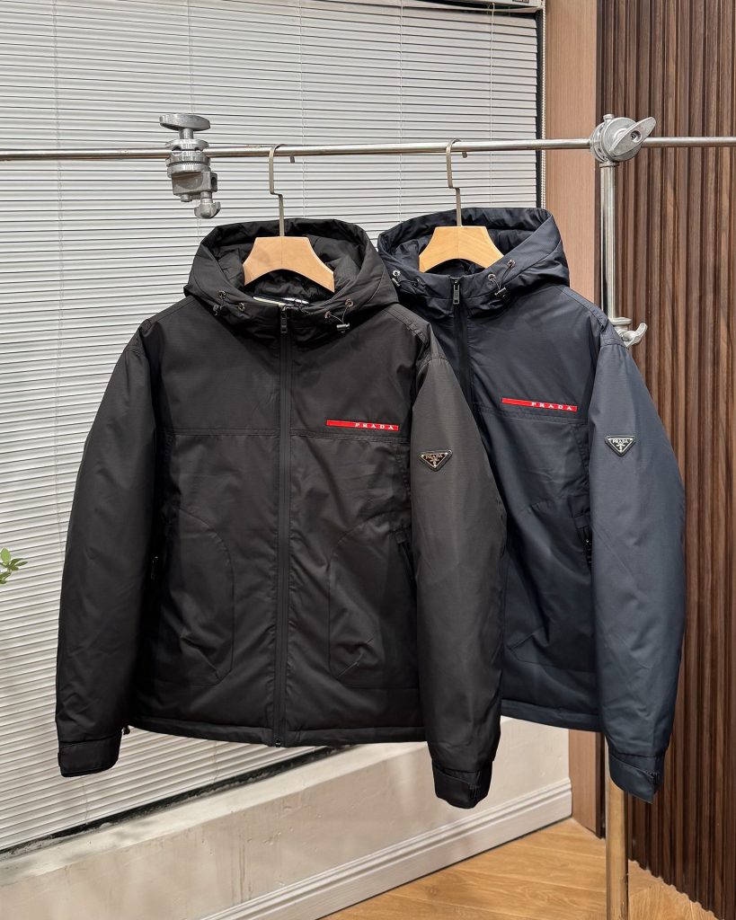 PRADA ダウンジャケット 2WAY フード付き 軽量 ブラック ネイビー ポリエステル｜仕事帰りに使いやすいファッションアイテムを写真…