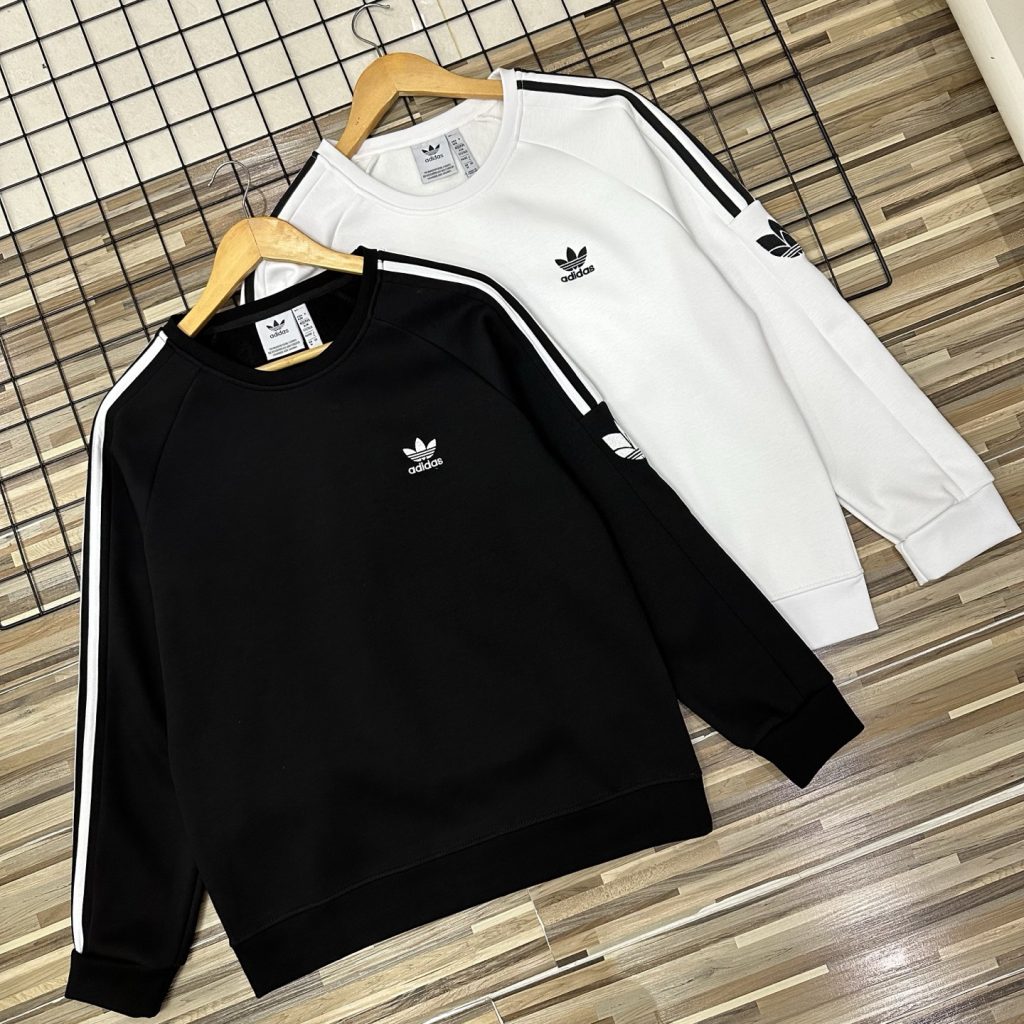 ブラック・ホワイトで選ぶadidasロゴ刺繍セーター｜通勤やカフェに合う一枚