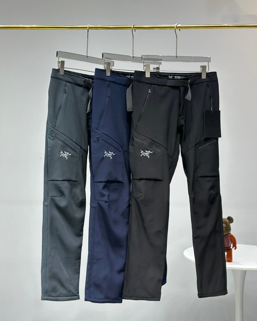 カフェに寄る日で見るARCのブランド小物の服との距離感