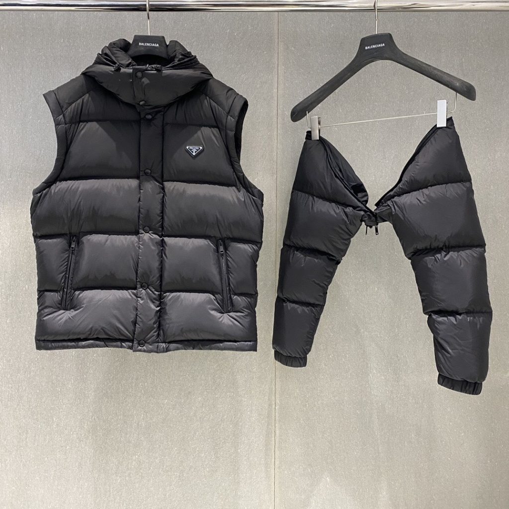BALENCIAGA ダウンベスト ミニサイズ フード付き ダブルジップ ブラック｜旅行に使いやすいファッションアイテムを写真で確認