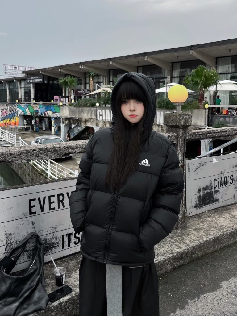 adidas ダウンジャケット ミニ丈 フード付き 軽量 通勤カジュアル ブラック - 画像 3