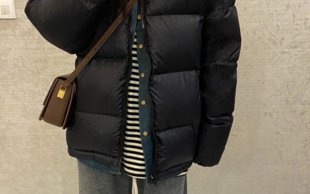 食事会で使いやすいブランドアイテムのジャケットを写真で確認