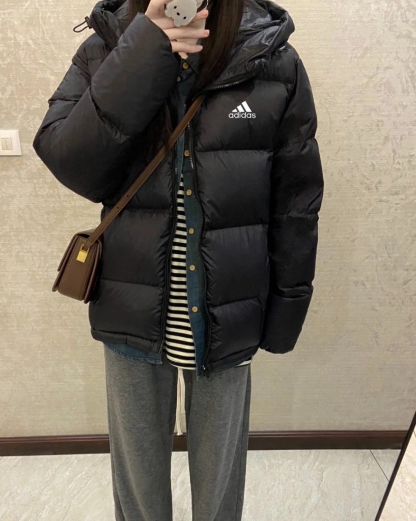 食事会で使いやすいブランドアイテムのジャケットを写真で確認