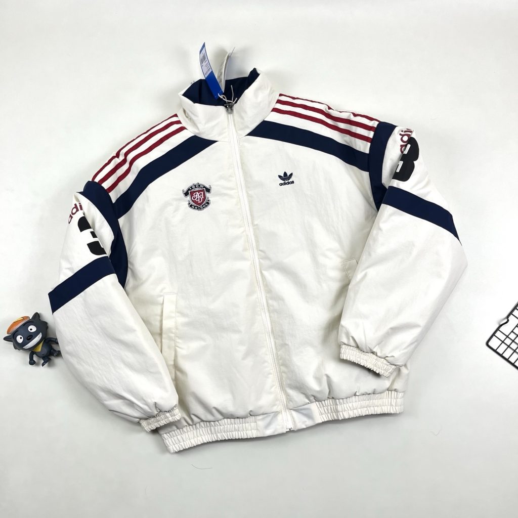 夜の外出で浮きにくいadidasのジャケットを見分ける