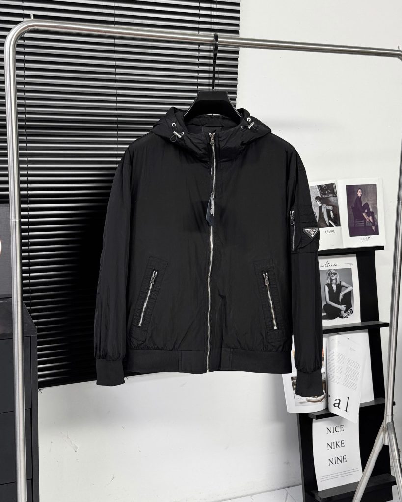 PRADA ダウンジャケット パーカー 90%ダウン 収納力 ファッション｜休日に失敗しにくい選び方