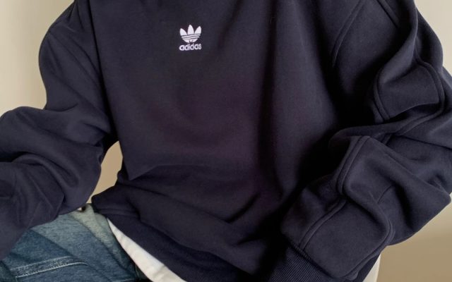 adidas スウェットシャツ ロゴ入り オーバーサイズ カジュアル デイリーユース ブラック ホワイト レザー調