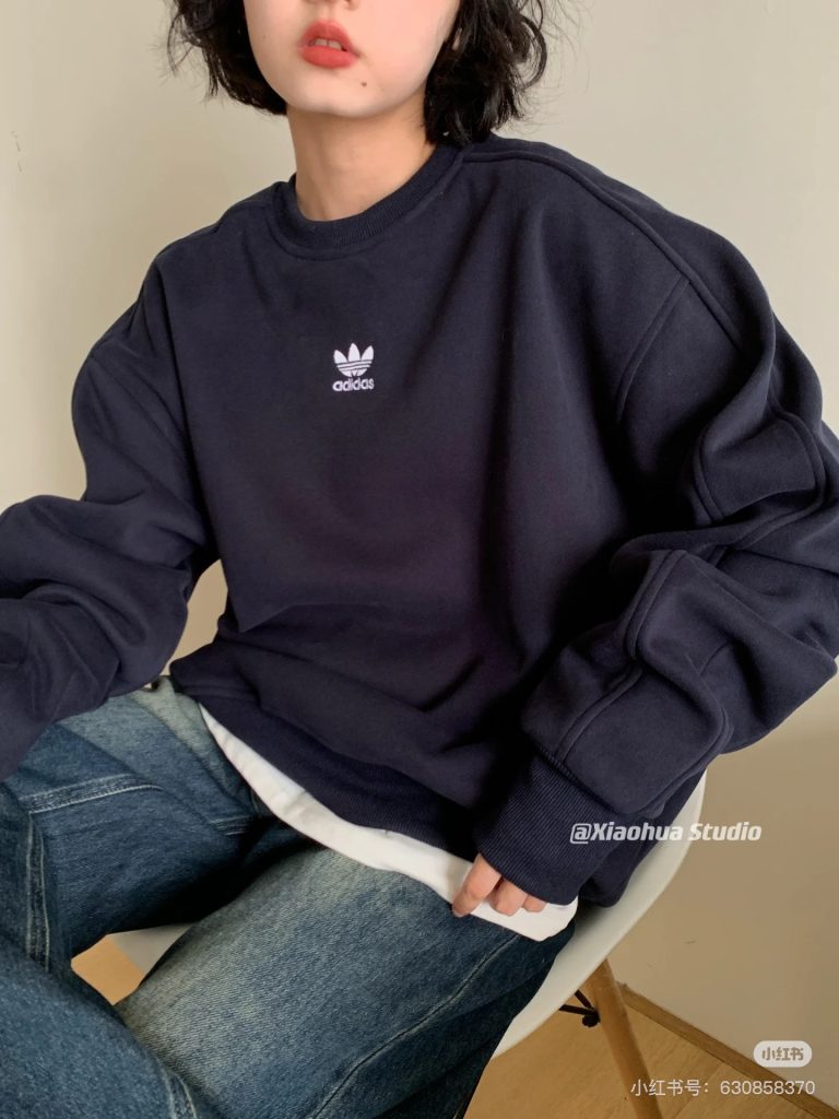 ADIDAS スウェットシャツ ロゴ入り オーバーサイズ カジュアル ファッション｜カフェに行く日に選ぶ前の確認ポイント