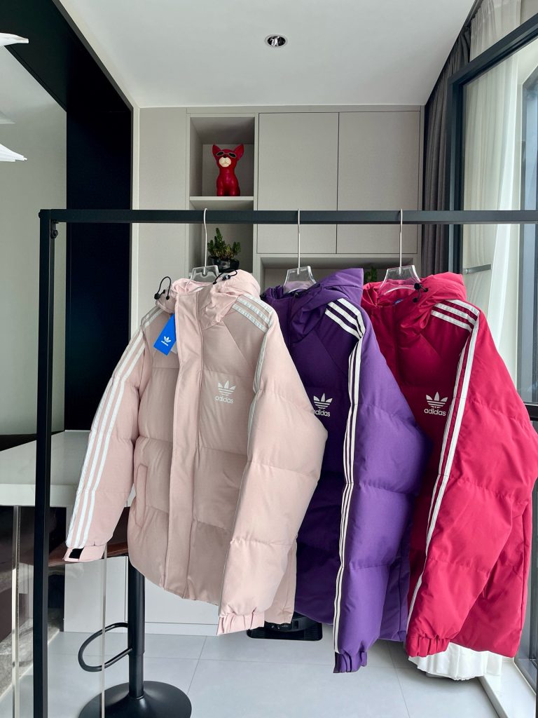 ADIDAS ダウンジャケット 3ストライプス フード付き ミニサイズ ファッション｜通勤の日に使いやすさを写真で整理