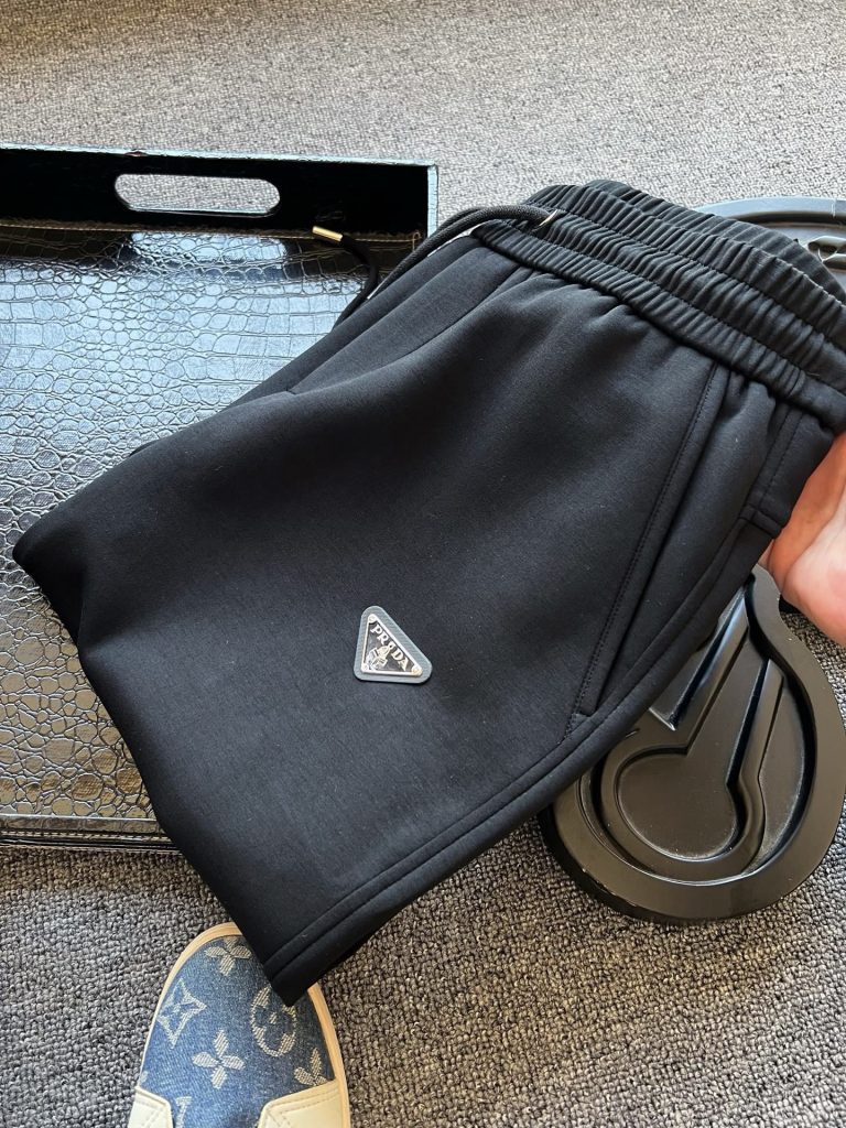 PRADA トロピカルパンツ メンズ 伸縮性 スウェット ブラック ファッション｜カフェに行く日に選ぶ前の確認ポイント