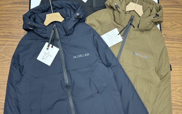 街歩きで使いやすいMONCLERのパーカーを写真で確認